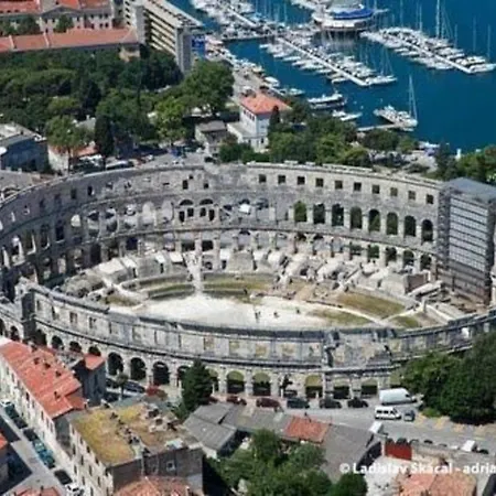 Gemuetliche In Stoja Mit Moebliertem Balkon Pula