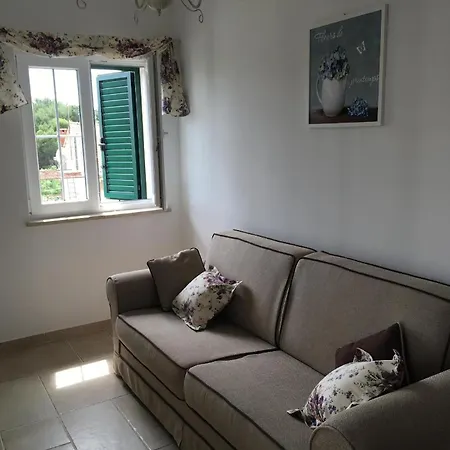 Apartment Gemütliche In Stoja Mit Möbliertem Balkon